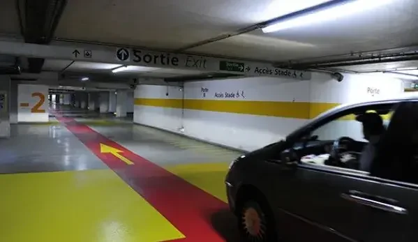 Parking souterrain du Stade de France, accès véhicules et signalétique