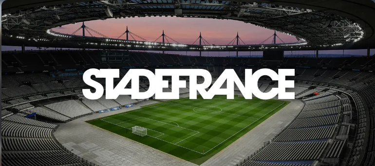 Intérieur du Stade de France vu des tribunes, pelouse éclairée au crépuscule