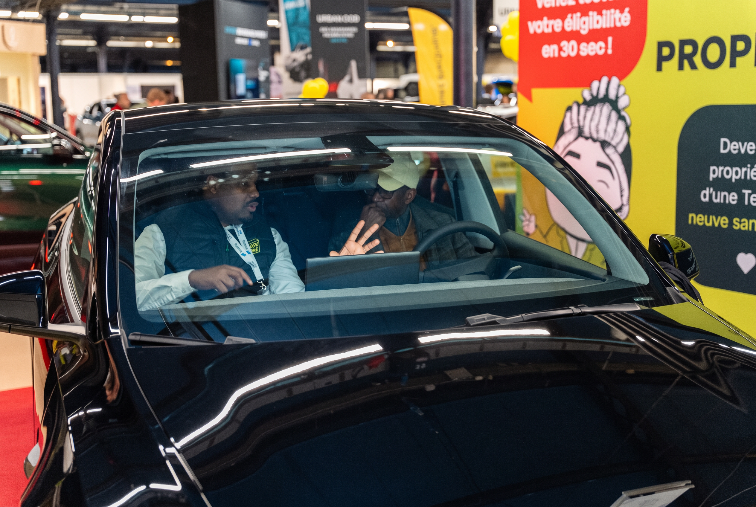 Chauffeur VTC en activité au volant de son véhicule