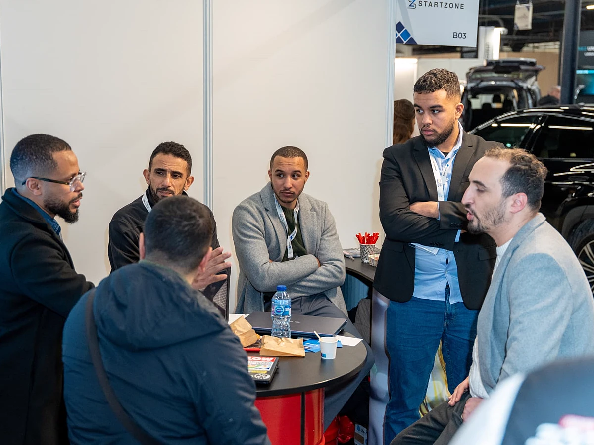 Exploitants VTC échangeant sur un stand du Congrès des VTC