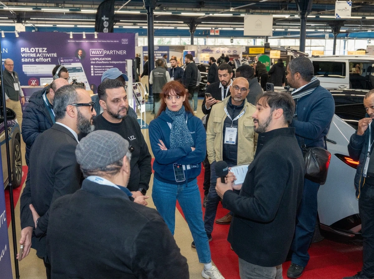 Chauffeurs à projet concret échangeant avec des professionnels au Congrès des VTC