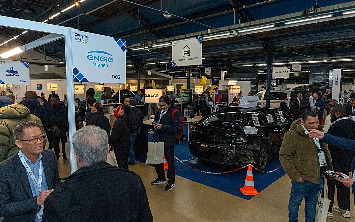 Allées animées du Congrès des VTC, visiteurs circulant entre les stands pendant le jeu concours